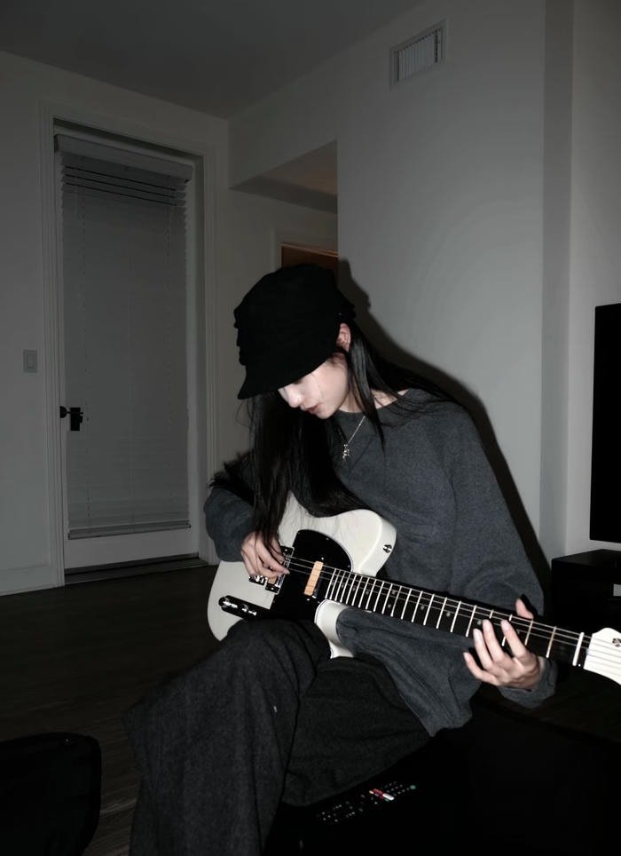 studio vibe in guitar girl dp