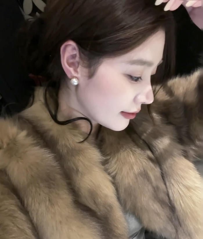 stylish girl dp with jewelry