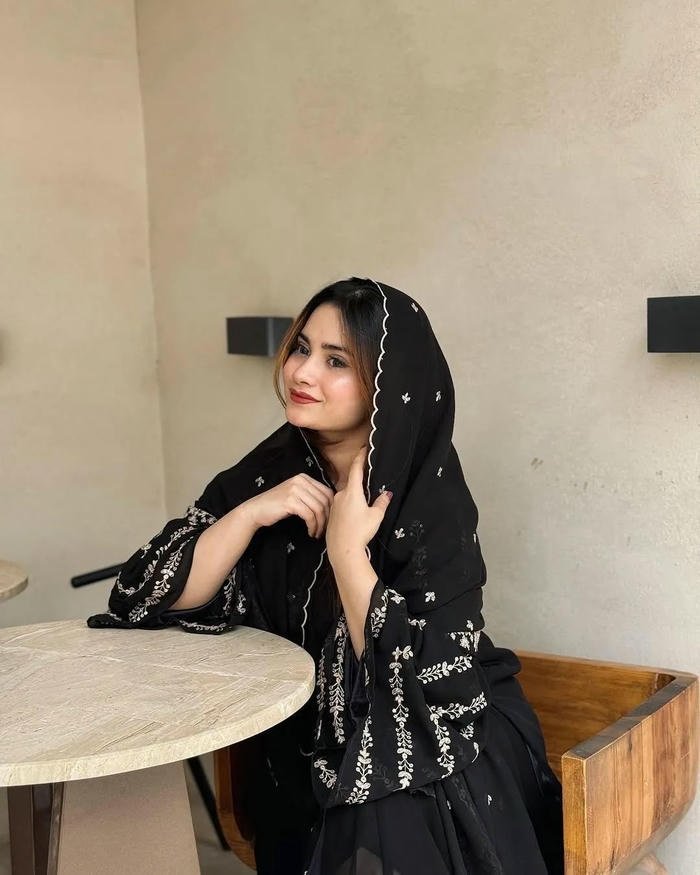 stylish indian girl dp modern fashion