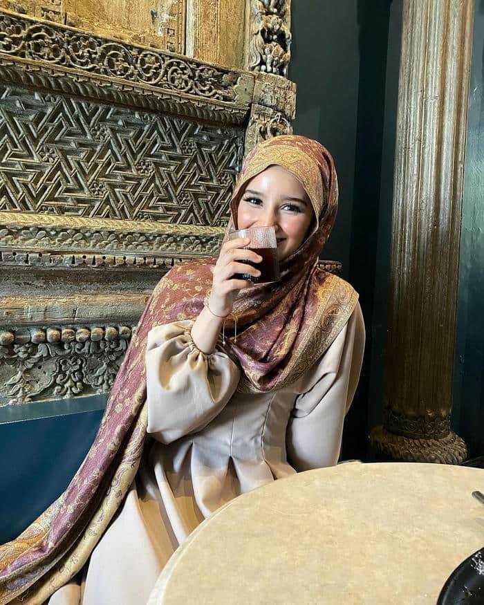 stylish muslim girl dp modern modest