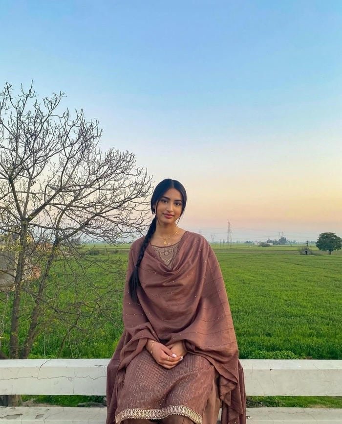 stylish punjabi girls dp modern fashion