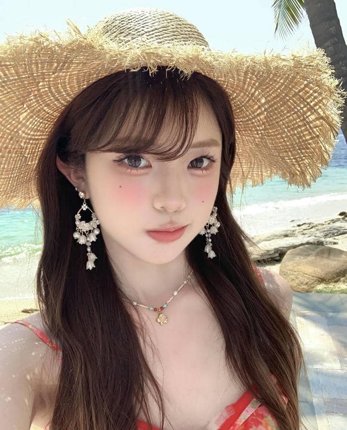 subtle earrings in female dp