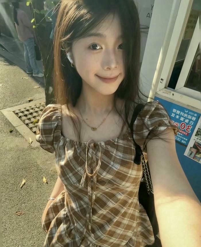 sunshine feel in happy girl dp