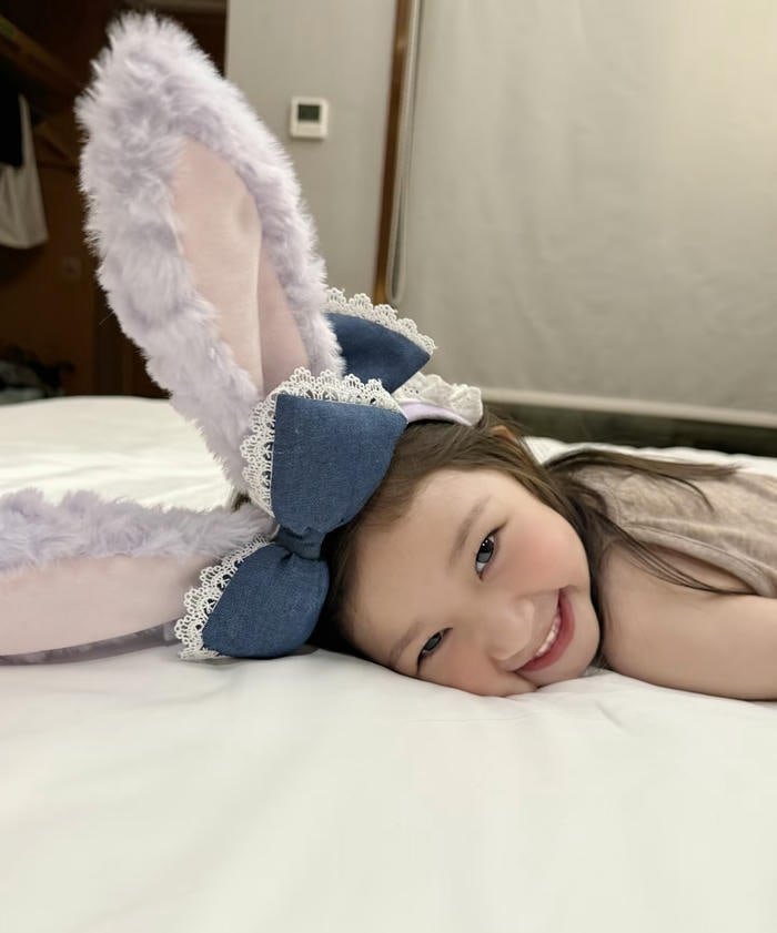 sweet confident pose in smart girl dp