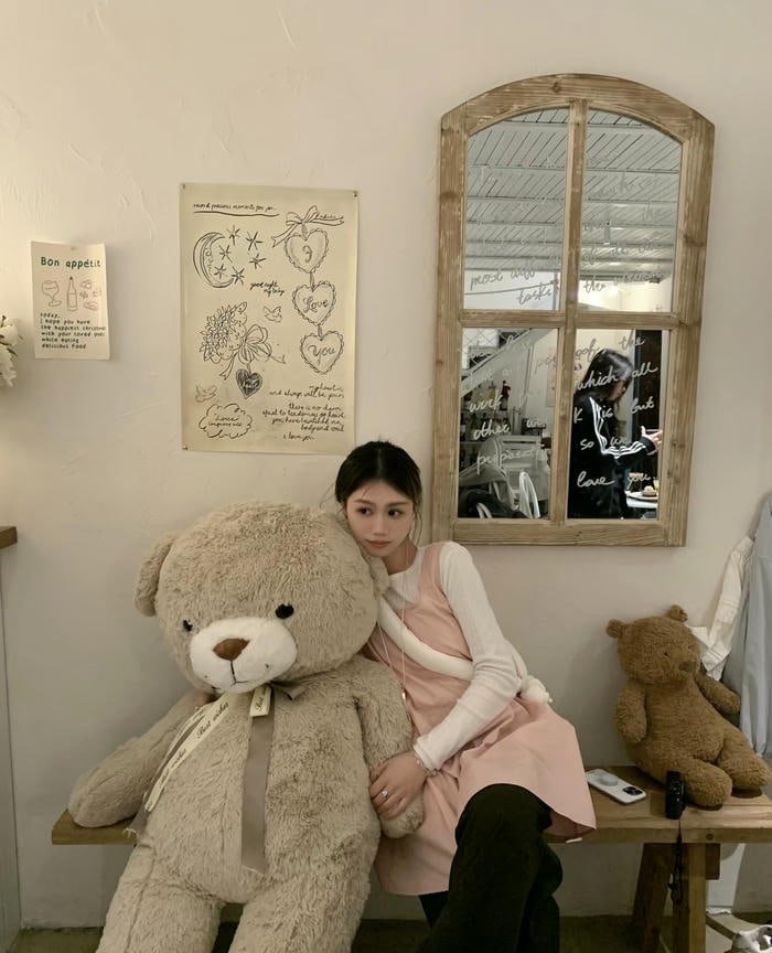 sweet cuddle moment in teddy bear girl dp