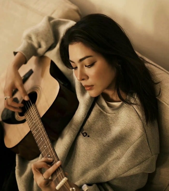 sweet expression in guitar girl dp