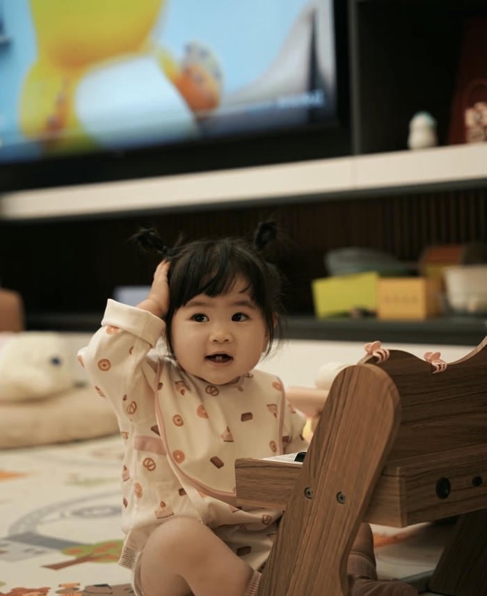 sweet smile in stylish cute baby girl dp