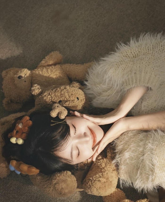 tiny cute expression in teddy bear girl dp