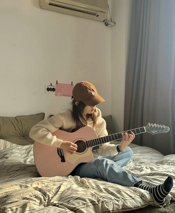 warm tone in guitar girl dp