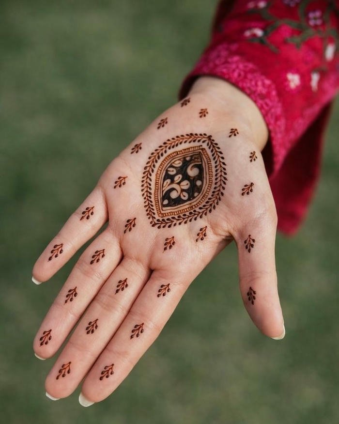 Artistic minimal mehndi pattern with balanced detail