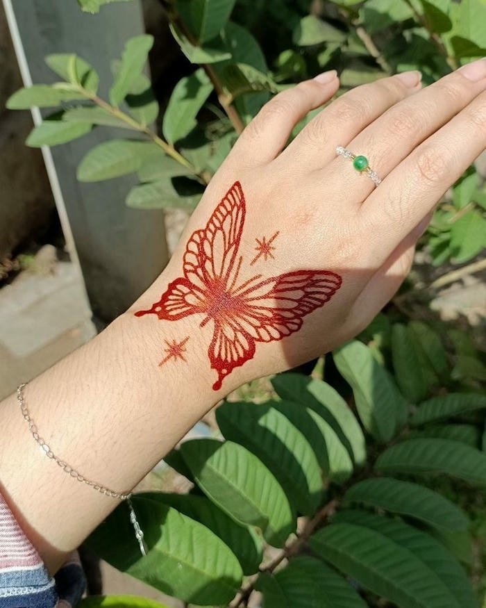 Attractive henna pattern crafted with fine details