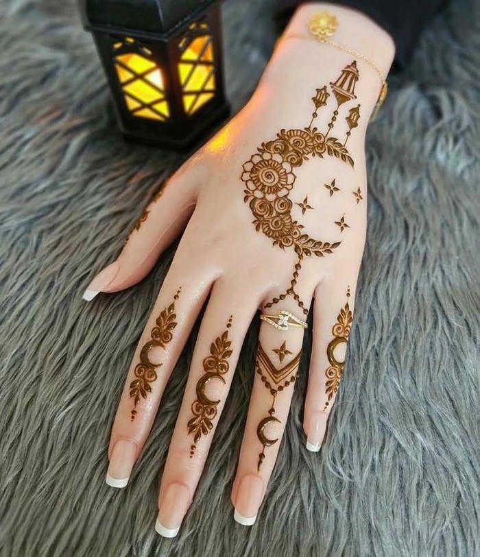 Chand mehndi design enriched by subtle shading effects