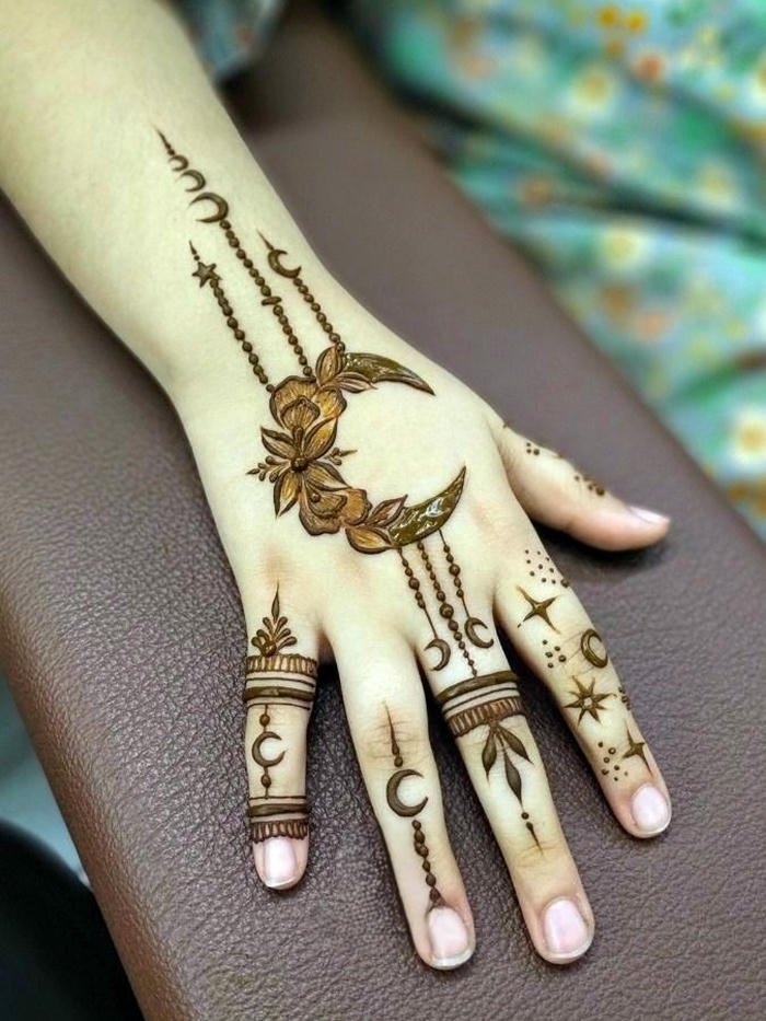Chand style henna design featuring intricate accents