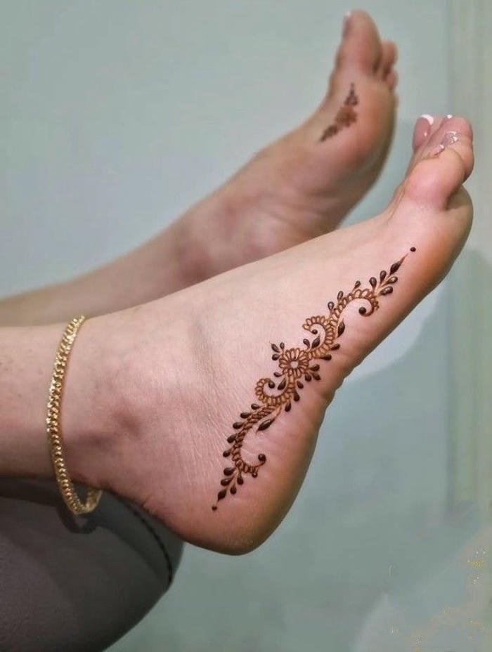 Classic simple leg mehndi featuring neat shapes