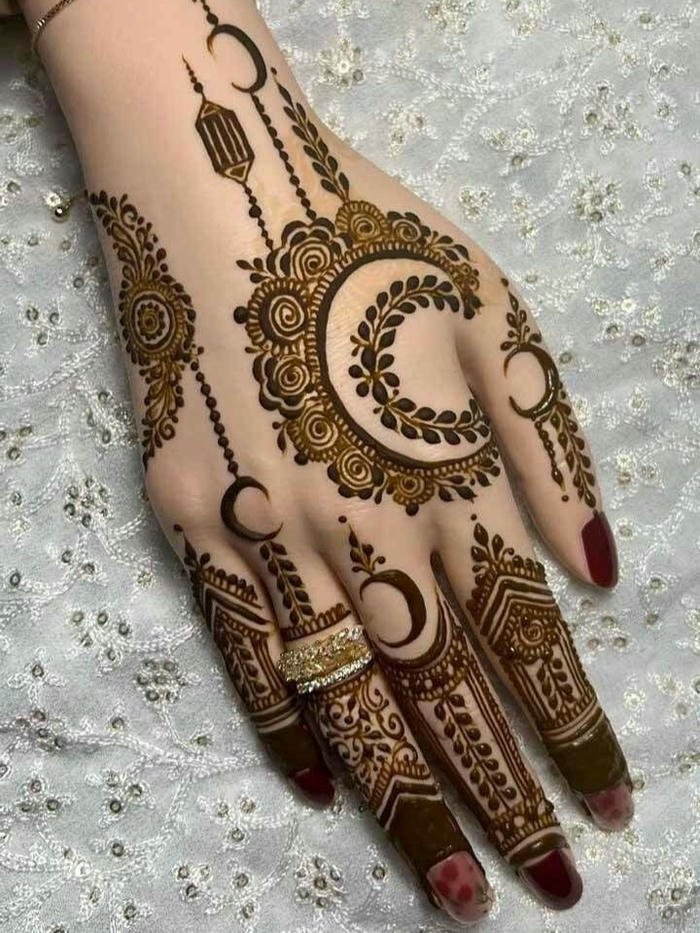 Creative chand mehndi pattern highlighting artistry