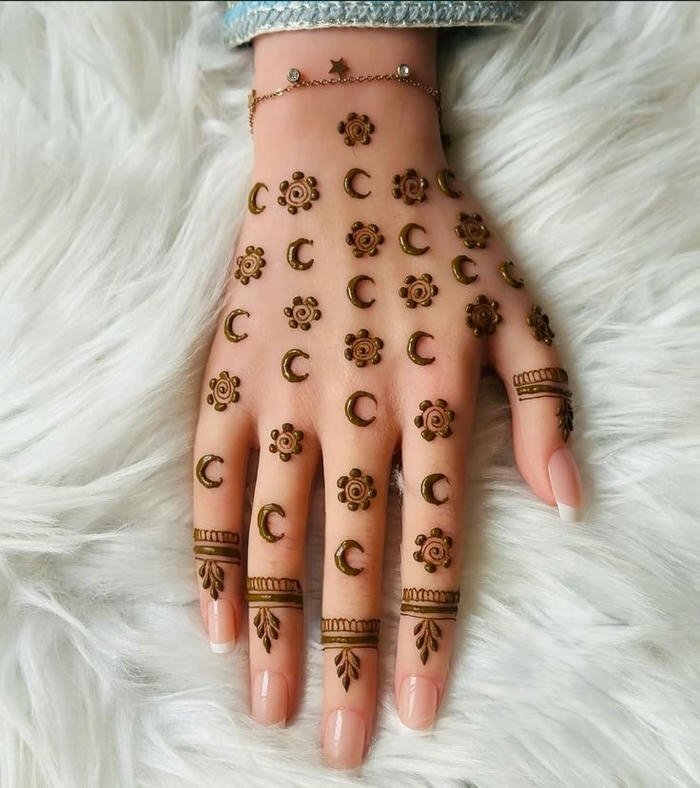 Cute mehndi design highlighting soft ornamental lines