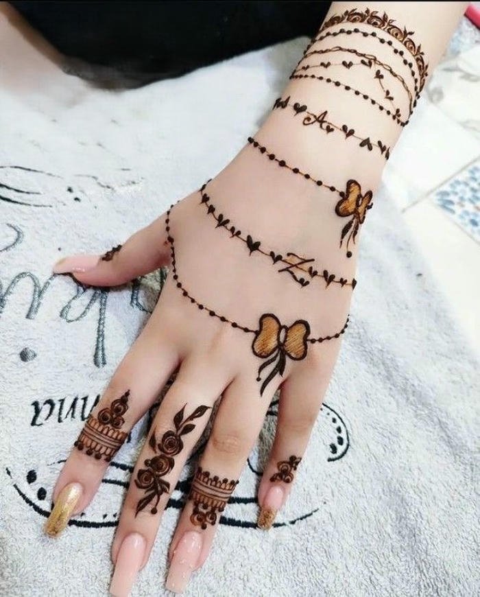 Cute mehndi design illustrating neat handcrafted artwork