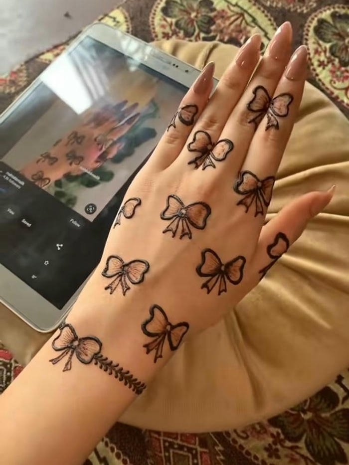 Cute mehndi design inspired by classic henna art