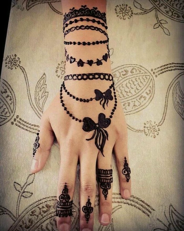 Cute mehndi design offering stylish ornamental texture