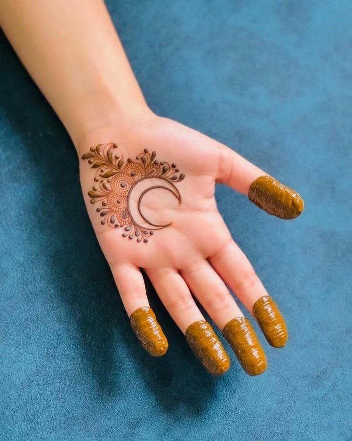 Cute mehndi design presenting balanced geometric touches