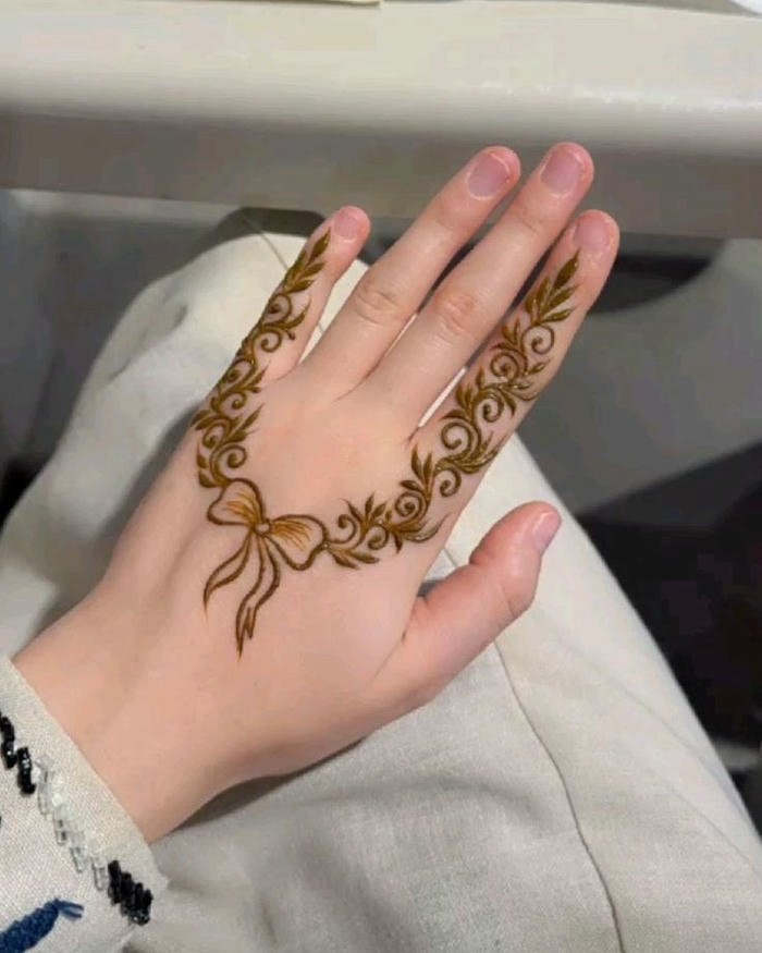 Cute mehndi design shaped with smooth flowing lines