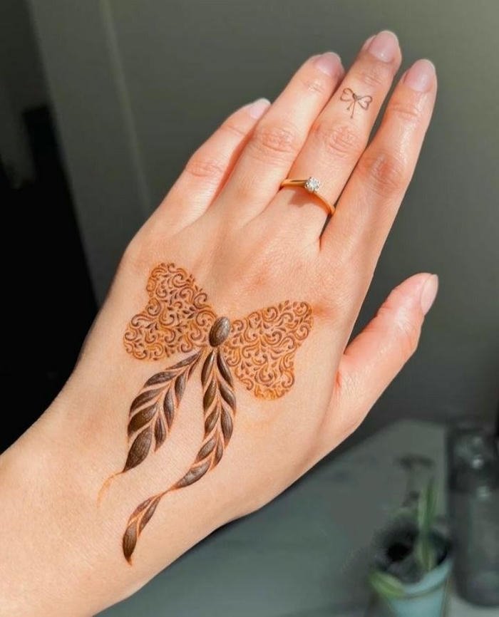 Cute mehndi design showcasing elegant artistic curves