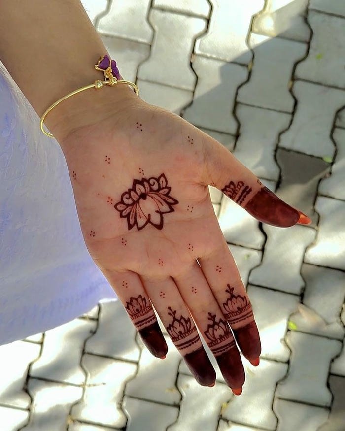 Cute mehndi design styled with subtle detailed patterns
