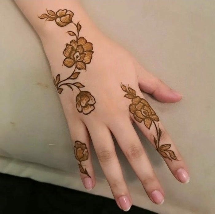 Cute mehndi design with charming minimal motifs