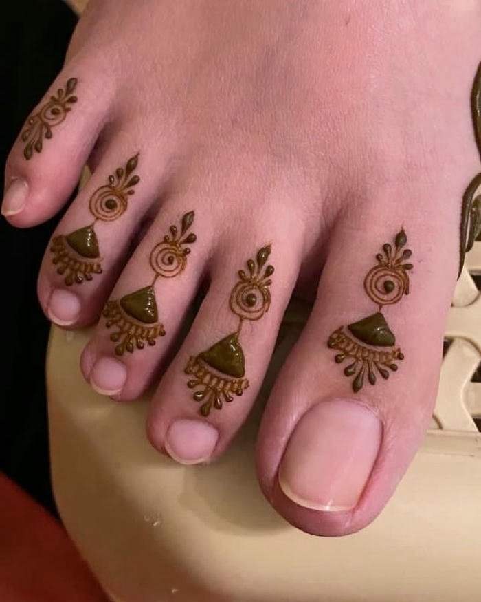 Easy leg mehndi pattern with refined detailing