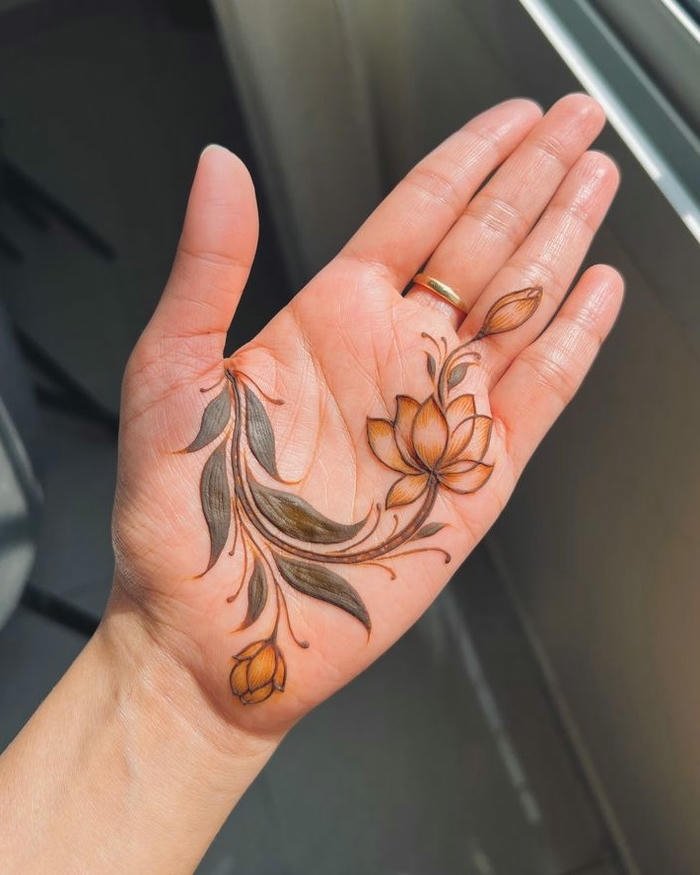 Graceful minimal henna design with airy composition