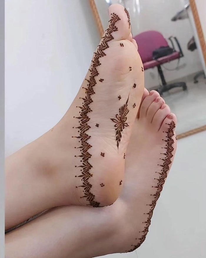 Graceful simple mehndi design adorning the leg