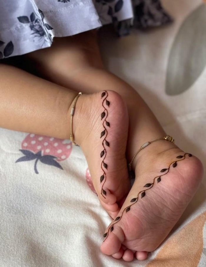 Leg mehndi design simple blended with modern aesthetics