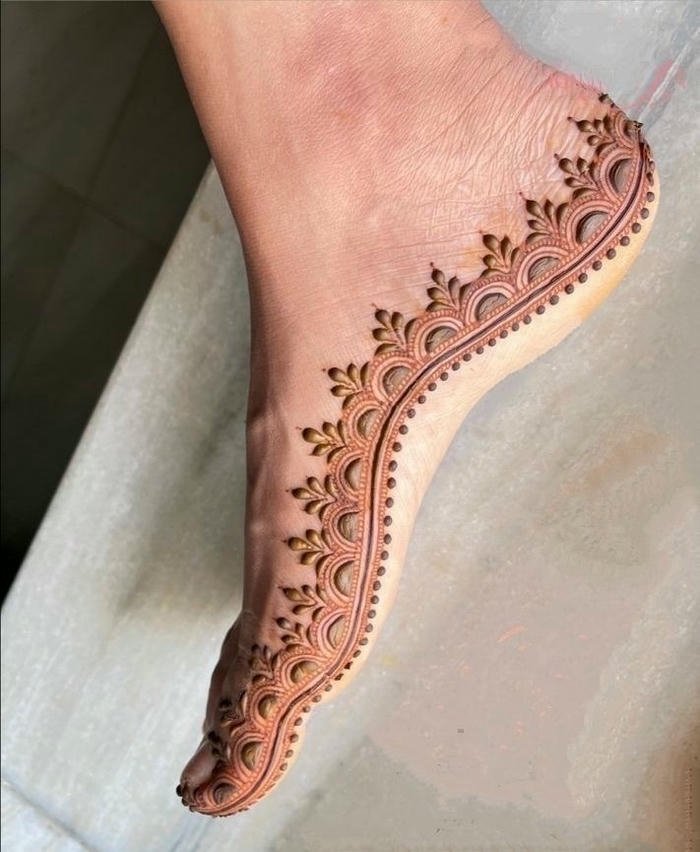 Leg mehndi design simple crafted using fine linework