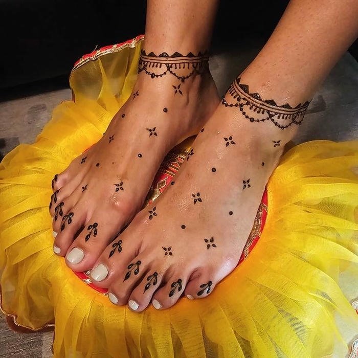 Leg mehndi design simple illustrating crisp artistic patterns