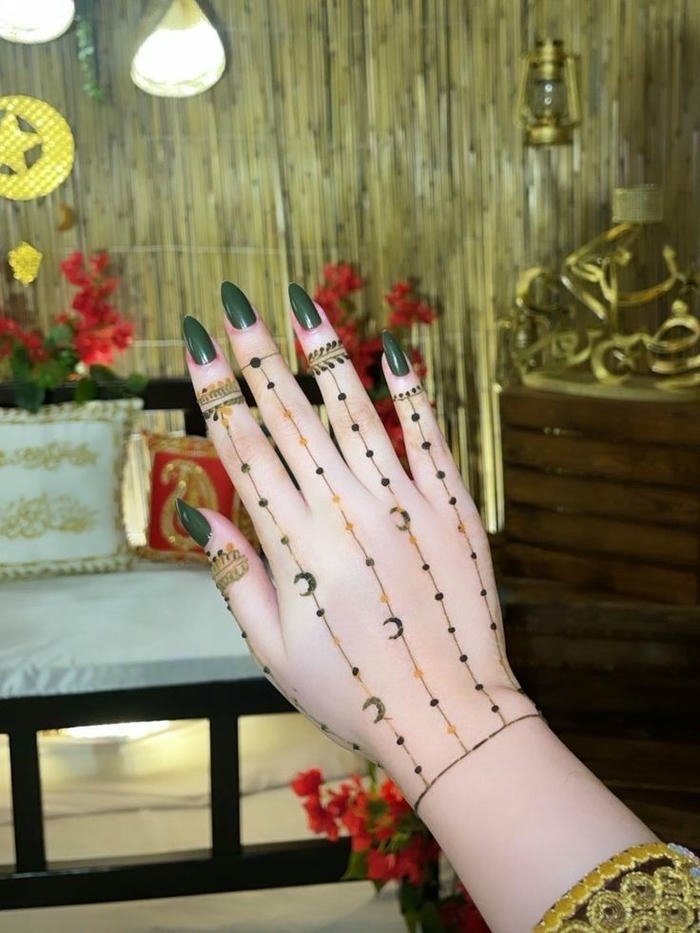 Lovely henna pattern highlighting graceful curved lines