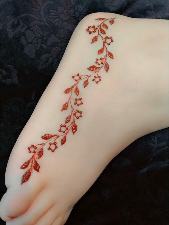 Minimal leg henna design showcasing elegant curves