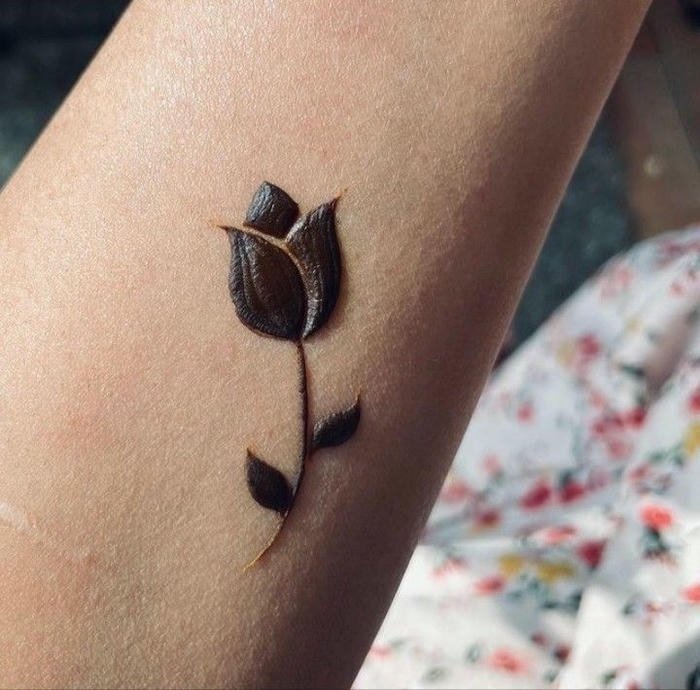 Minimal mehndi design delivering soft refined visuals