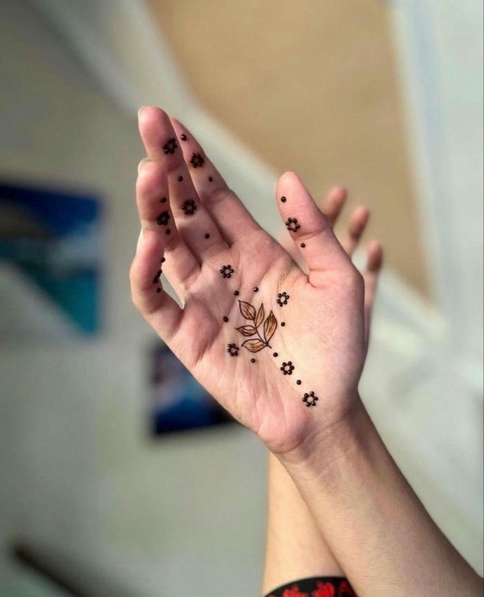 Minimal mehndi design emphasizing crisp structured layout