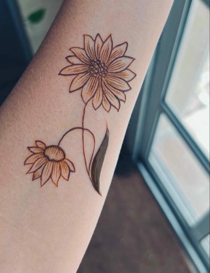 Minimal mehndi design expressing soft balanced symmetry