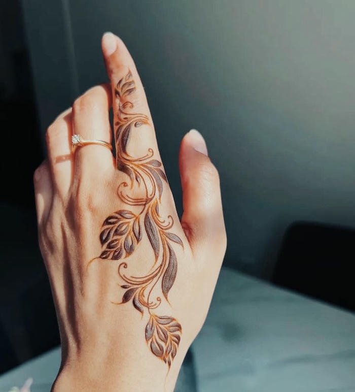 Minimal mehndi design featuring clean delicate linework