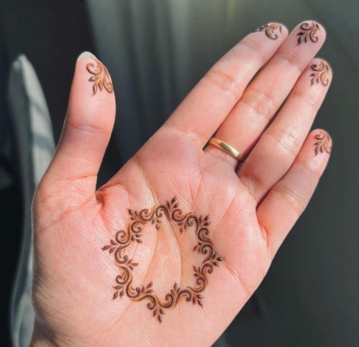 Minimal mehndi design offering light intricate texture