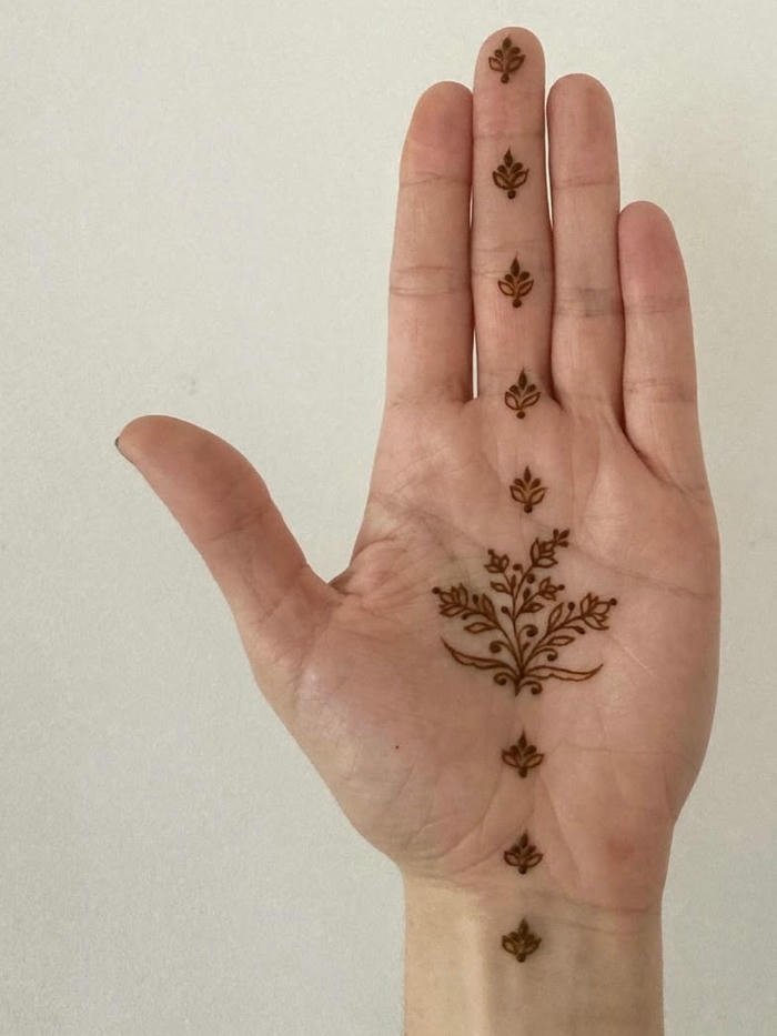 Minimal mehndi design portraying airy artistic composition