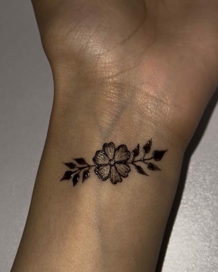 Minimal mehndi design shaped through precise henna lines
