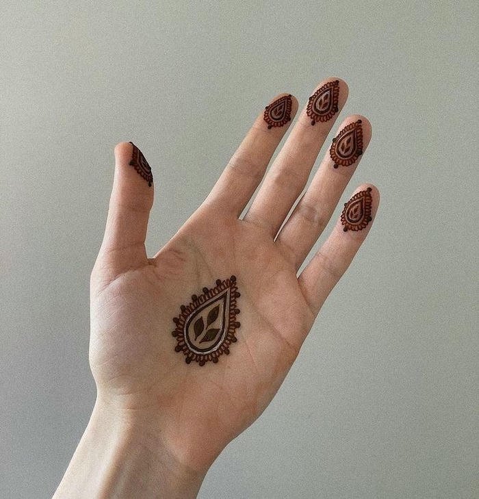 Minimal mehndi design showcasing refined simple patterns