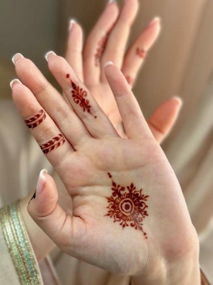 Minimal mehndi design with graceful understated elements