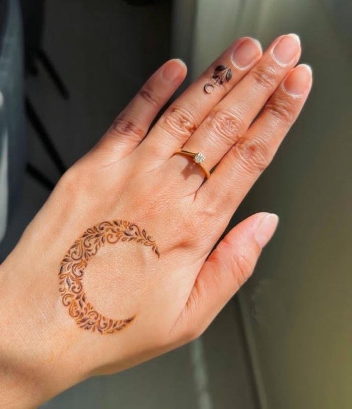 Moon style mehndi design neat arrangement enhancing visual charm