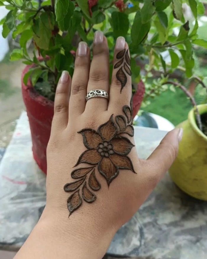 Neat mehndi style expressing contemporary aesthetic flair