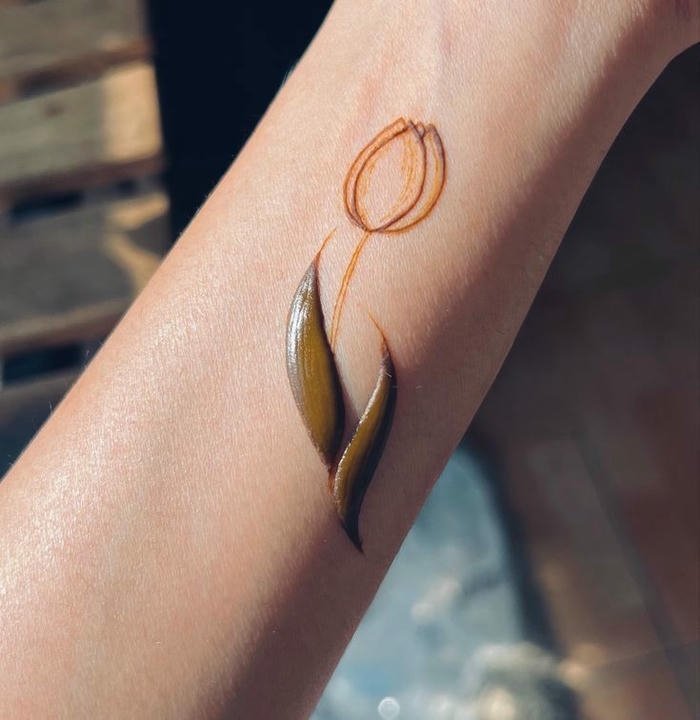 Refined henna pattern crafted with simple elegance