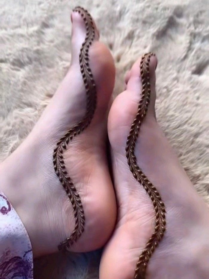 Simple mehndi design for legs with symmetry