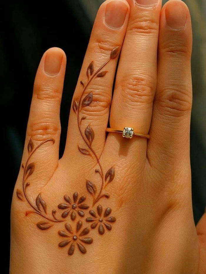 Simple mehndi pattern with clean elegant detailing